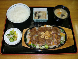 <span class="icon-no1">スタミナ鉄板焼き定食 1,650円</span>